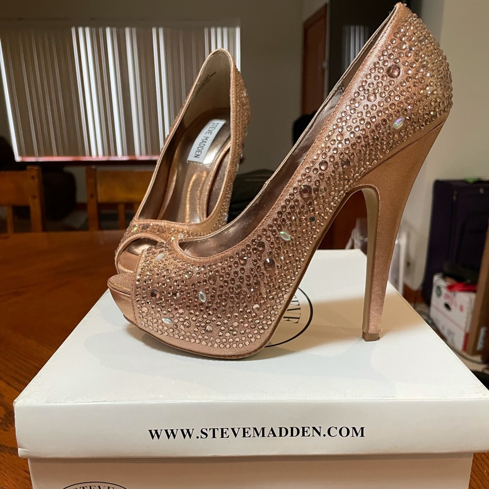 Womans Steve Madden Cycile Rose Gold platform embellished heels sz 7